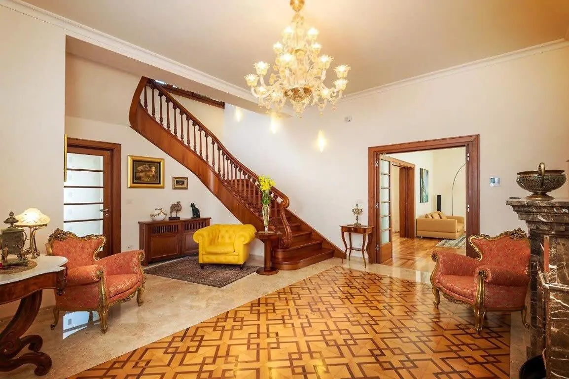Fancy Modern Villa With Deluxe Interior Split