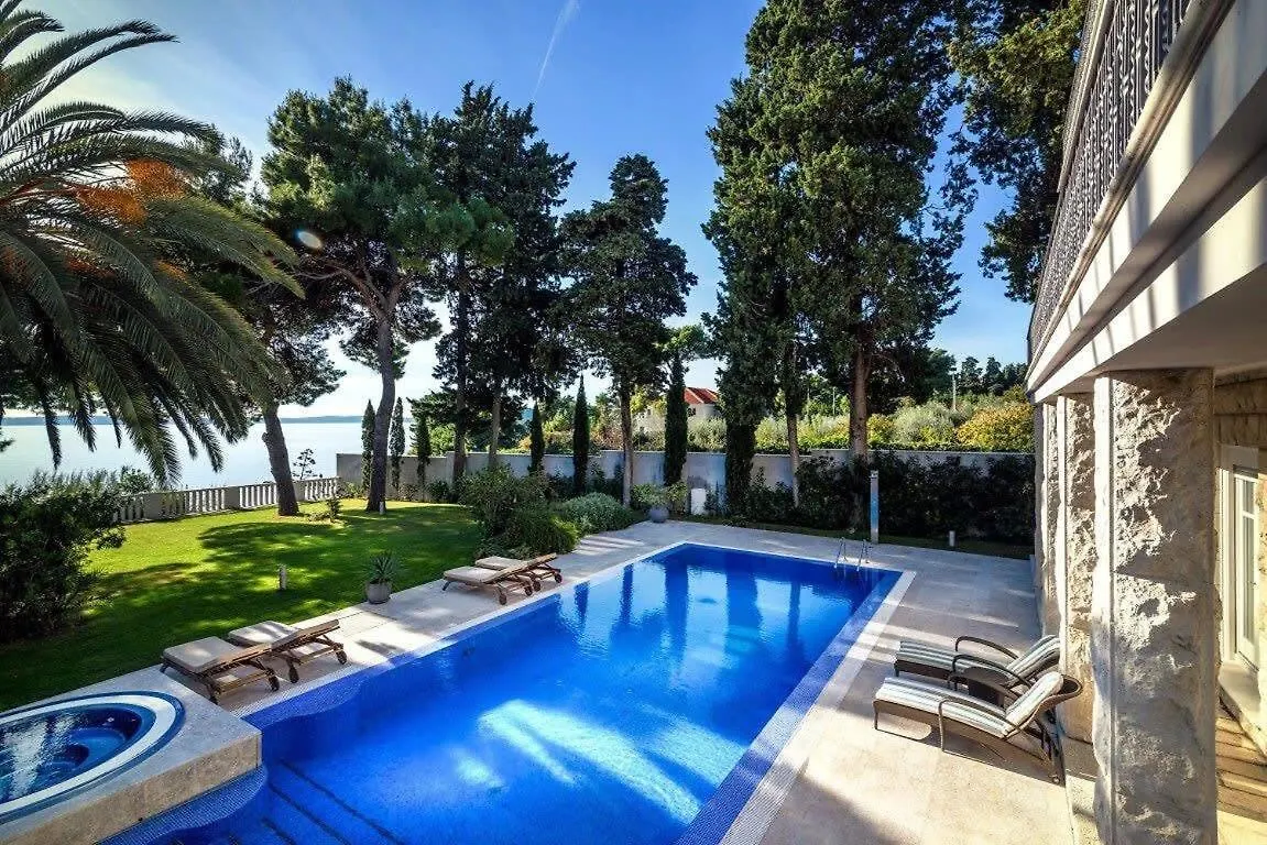Fancy Modern Villa With Deluxe Interior location